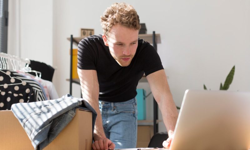 A webshop készítése otthon és a saját online vállalkozás elindítása